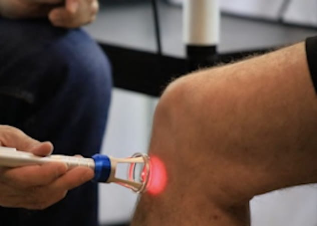højre knæ behandles med laserterapi