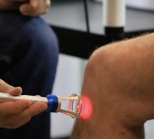Et knæ behandles med laserterapi