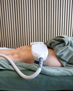 Apparat der opbygger muskler er sat på begge lægge