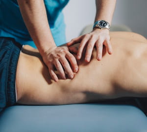 Mandlig klient modtager massage på ryggen
