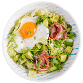 Frisk salat med avocado, prosciutto og spejlæg