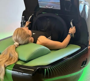 Infrashape maskine med kvindelig klient indeni