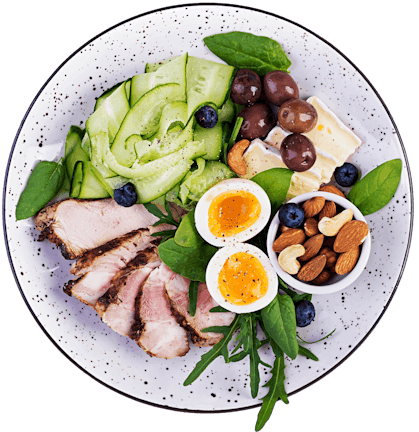 Buddha bowl med kød, agurk, oliven, nødder og æg