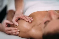 fysiurgisk massage af skulder hos ultimate body coach